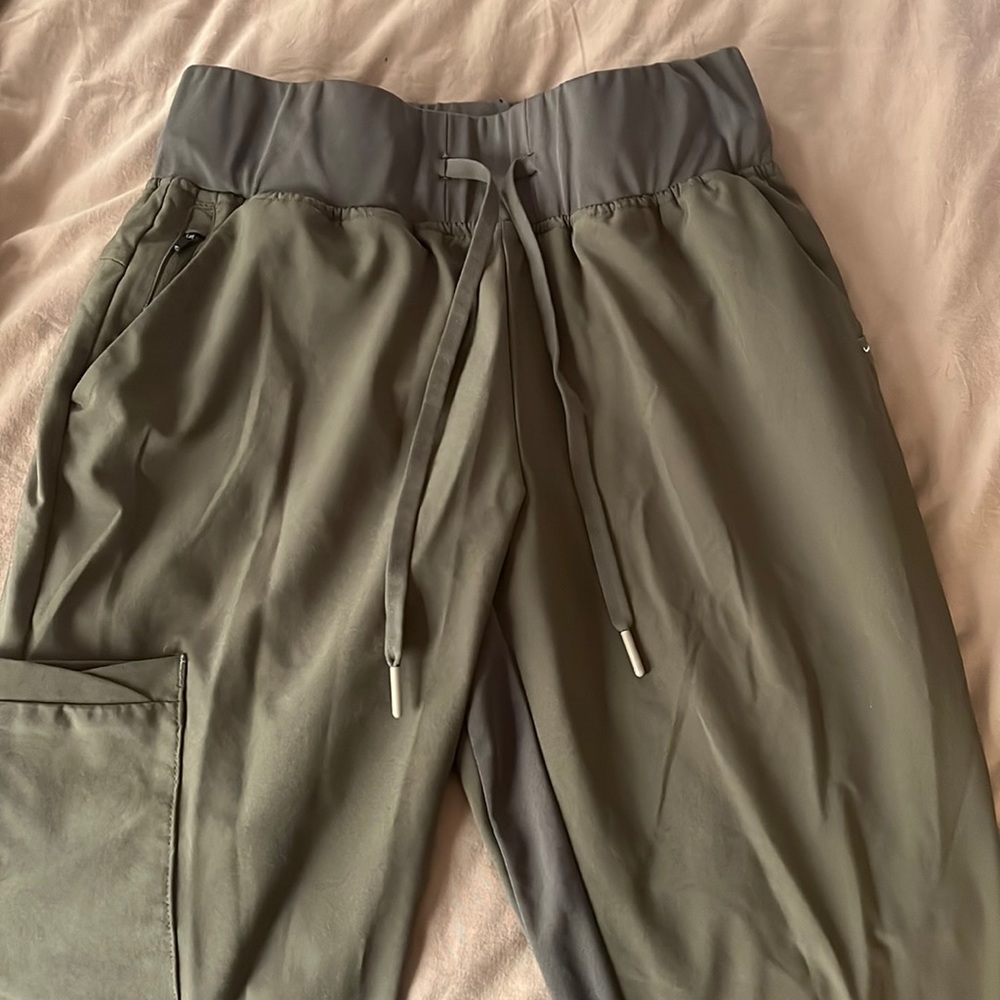 Olive green XS Jannuu athletic fit scrub set